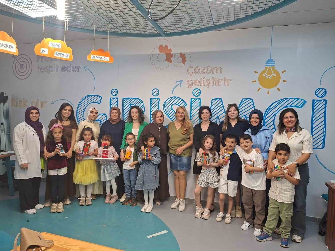 BİLİM YUNUSEMRE’DE ANNELER GÜNÜ’NE ÖZEL DÜZENLENEN ETKİNLİKLERDE ANNELER VE ÇOCUKLAR HEM EĞLENDİ...