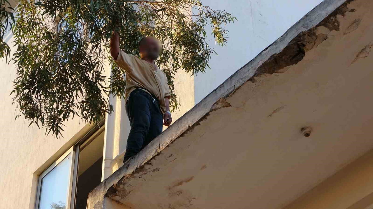 BİNANIN ÇATISINA ÇIKARAK ÜZERİNE BENZİN DÖKEN ŞAHIS, YAKLAŞIK 1 SAAT SÜREN İKNA ÇABALARININ...