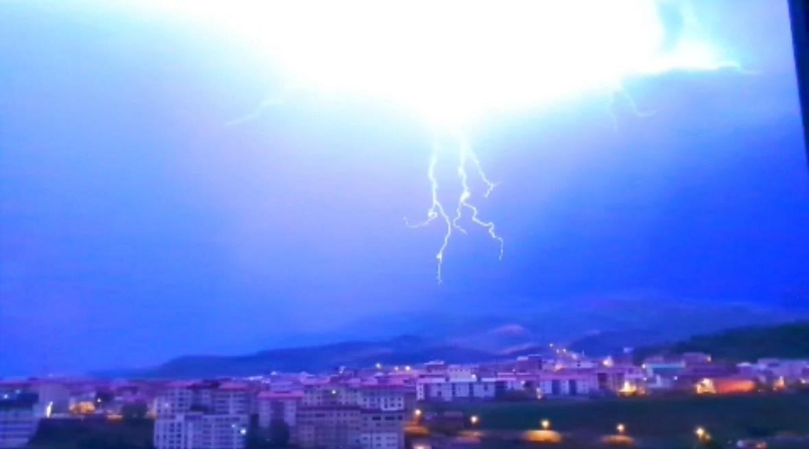 BİNGÖL'DE GECE BOYUNCA ÇAKAN ŞİMŞEKLER VE DÜŞEN YILDIRIMLAR CEP TELEFONU İLE GÜVENLİK KAMERALARINA...