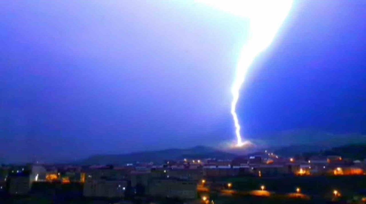 BİNGÖL'DE GECE BOYUNCA ÇAKAN ŞİMŞEKLER VE DÜŞEN YILDIRIMLAR CEP TELEFONU İLE GÜVENLİK KAMERALARINA...