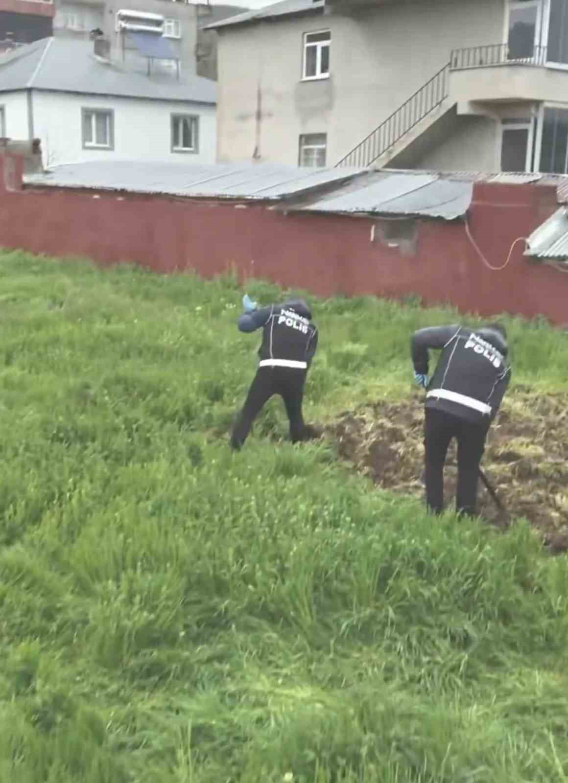 BİNGÖL'DE POLİS EKİPLERİNCE DÜZENLENEN UYUŞTURUCU OPERASYONLARINDA GÖZALTINA ALINAN 4 ŞÜPHELİ...