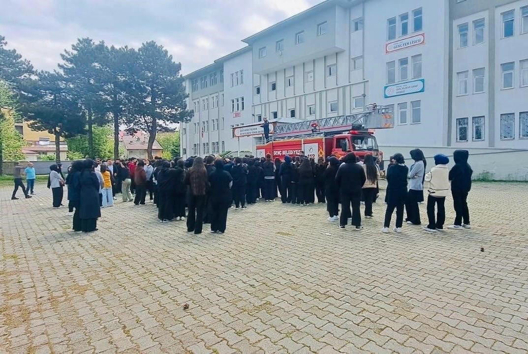 BİNGÖL'ÜN GENÇ İLÇESİNDE, ÖĞRENCİ VE ÖĞRETMENLERİN OLASI AFET VE ACİL DURUMLARA KARŞI...