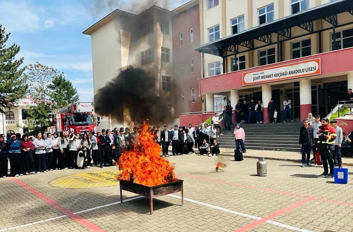 BİNGÖL’DE 6 BİN 100 KİŞİYE YANGIN VE TAHLİYE EĞİTİMİ