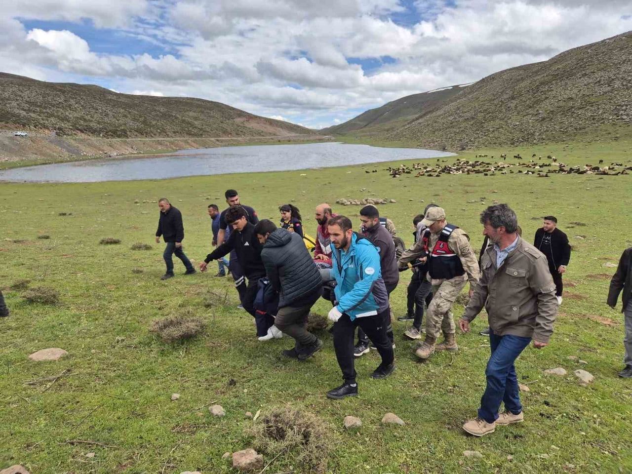 BİNGÖL’DE DAĞLIK ALANDA YARALANAN VATANDAŞ UMKE EKİPLERİNCE KURTARILDI