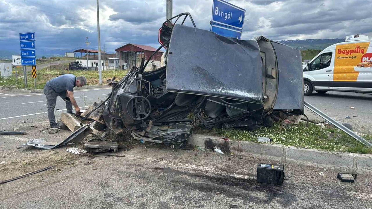 BİNGÖL’DE HAYVAN YÜKLÜ KAMYONUN İKİ OTOMOBİLE ÇARPMASI SONUCU MEYDANA GELEN TRAFİK KAZASINDA 1’İ...