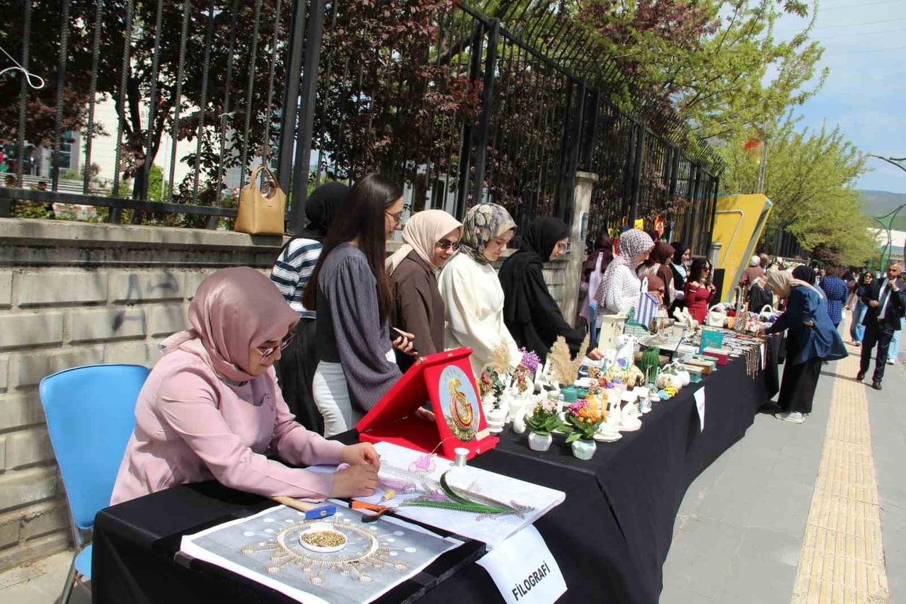 BİNGÖL’DE KYK YURTLARINDA KALAN ÜNİVERSİTE ÖĞRENCİLERİ, YIL BOYUNCA KATILDIKLARI KURSLARDA...