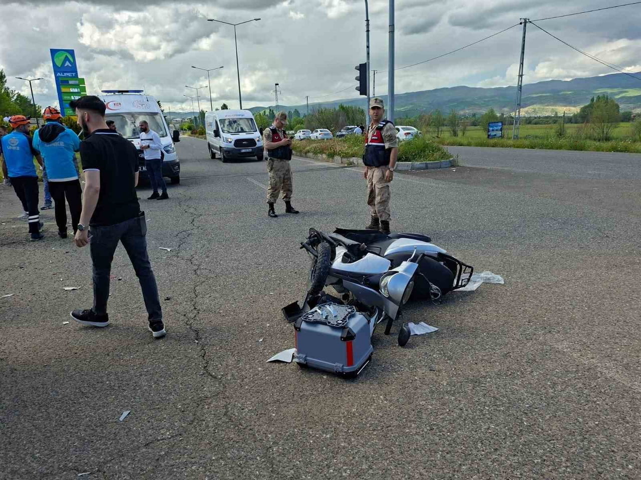 BİNGÖL’DE PEŞ PEŞE TRAFİK KAZALARI: 6 YARALI