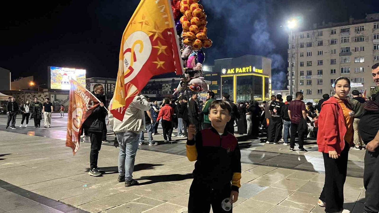 BİNLERCE VATANDAŞ SOKAKLARA ÇIKARAK GALATASARAY'IN ŞAMPİYONLUĞUNU KUTLADI