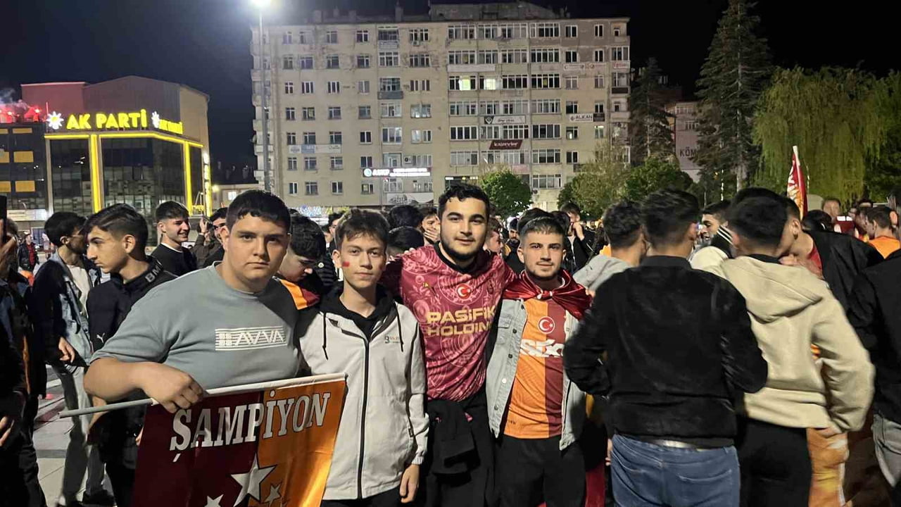 BİNLERCE VATANDAŞ SOKAKLARA ÇIKARAK GALATASARAY'IN ŞAMPİYONLUĞUNU KUTLADI