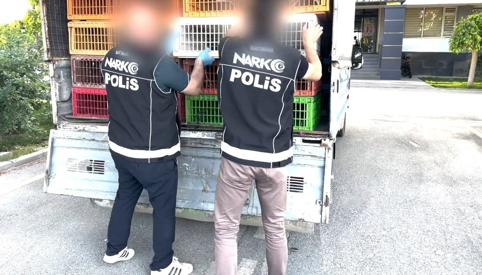 BİR ARAÇTA YAPILAN ARAMADA 20 KİLOGRAM SKUNK MADDESİ ELE GEÇİRİLDİ.
