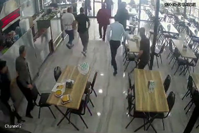 BİR KAFEDE KAYDEDİLEN GÖRÜNTÜLERDE VATANDAŞLARIN DEPREM ANINDA YAŞADIĞI PANİK KAMERAYA...