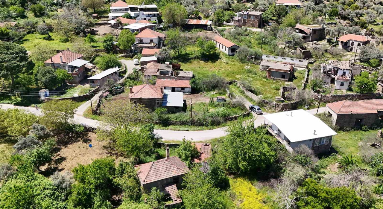 BİR ZAMANLAR YÜZLERCE KİŞİNİN YAŞADIĞI AYDIN’IN DAĞ KÖYLERİNDEN OLAN HASANLAR MAHALLESİ, GENÇLERİN...