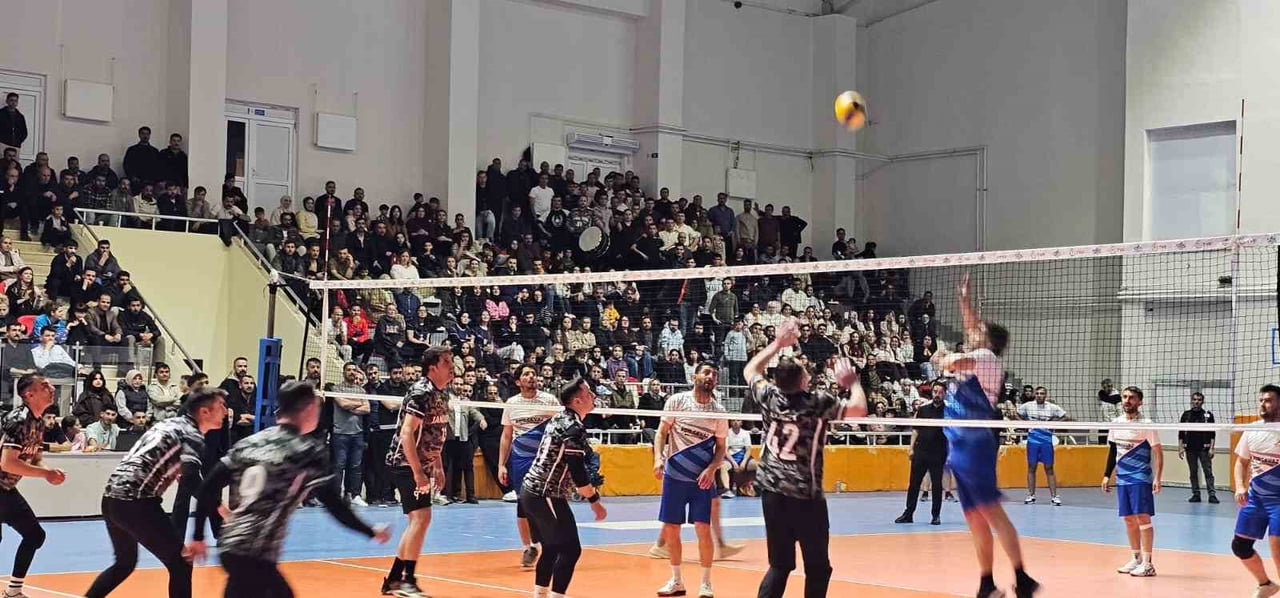 BİTLİS'İN ADİLCEVAZ KAYMAKAMLIĞI ÖNCÜLÜĞÜNDE DÜZENLENEN KURUMLAR ARASI VOLEYBOL TURNUVASININ...