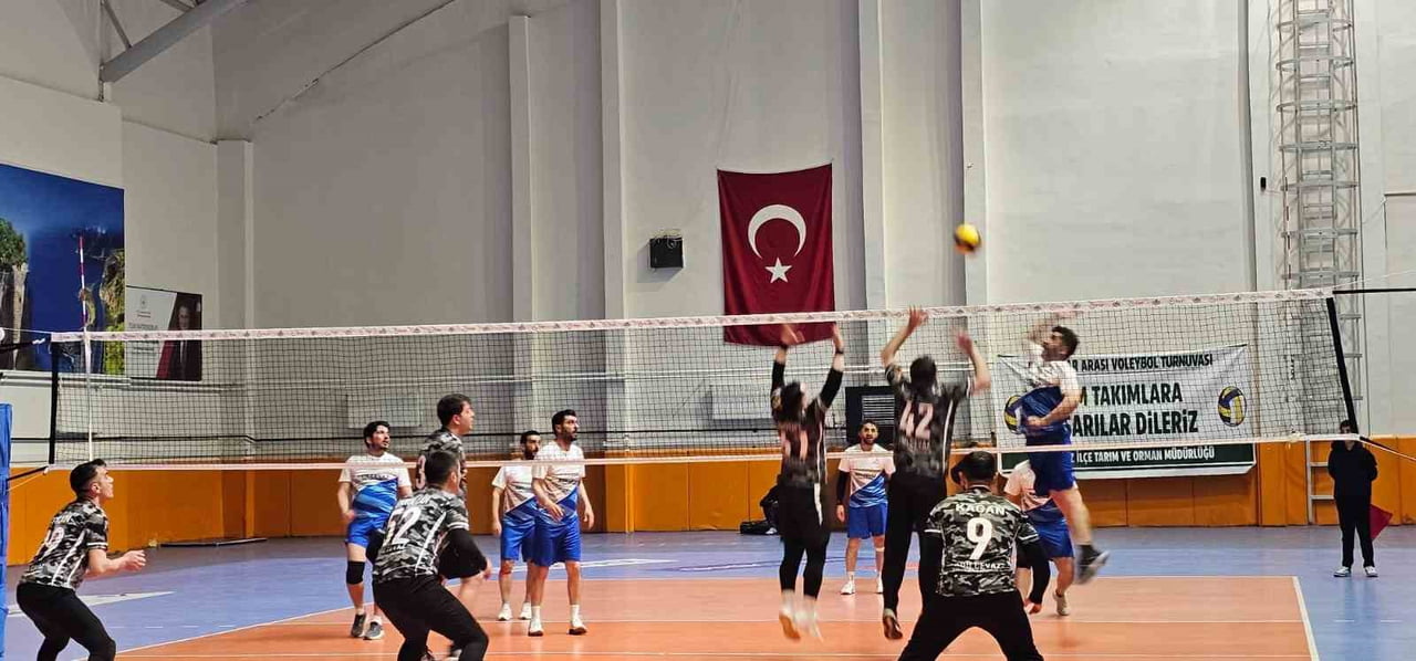 BİTLİS'İN ADİLCEVAZ KAYMAKAMLIĞI ÖNCÜLÜĞÜNDE DÜZENLENEN KURUMLAR ARASI VOLEYBOL TURNUVASININ...
