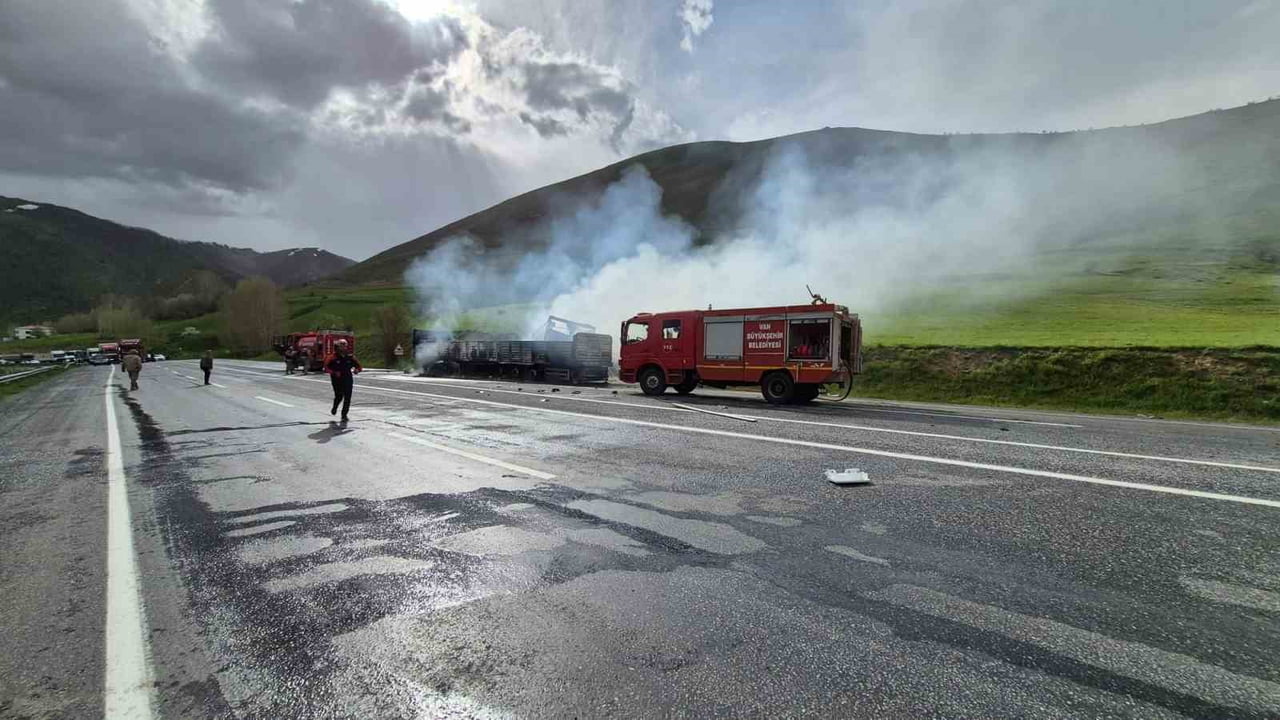 BİTLİS'İN TATVAN İLÇESİNDE İKİ TIRIN KAFA KAFAYA ÇARPIŞARAK ALEV TOPUNA DÖNDÜĞÜ KAZADA 2 SÜRÜCÜ DE...