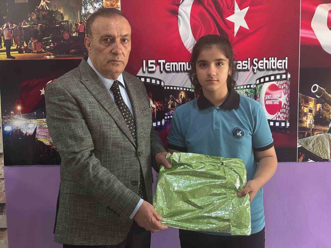 BİTLİS'İN TATVAN İLÇESİNDE, YOLA DÜŞEN BİR KUŞ YAVRUSUNU EZİLMEKTEN KURTARMAK İÇİN SEFERBER OLAN...