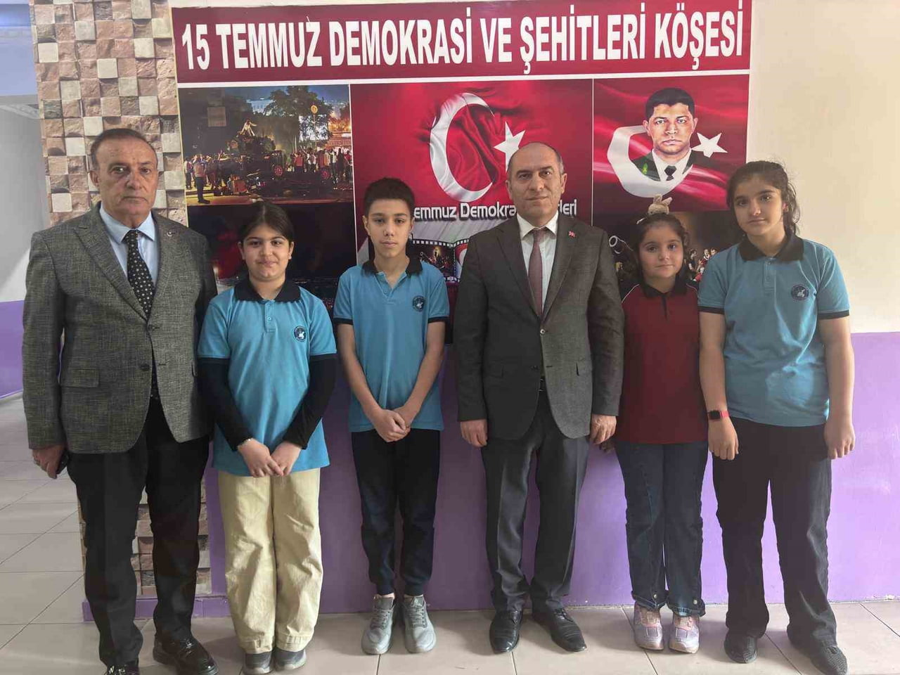 BİTLİS'İN TATVAN İLÇESİNDE, YOLA DÜŞEN BİR KUŞ YAVRUSUNU EZİLMEKTEN KURTARMAK İÇİN SEFERBER OLAN...