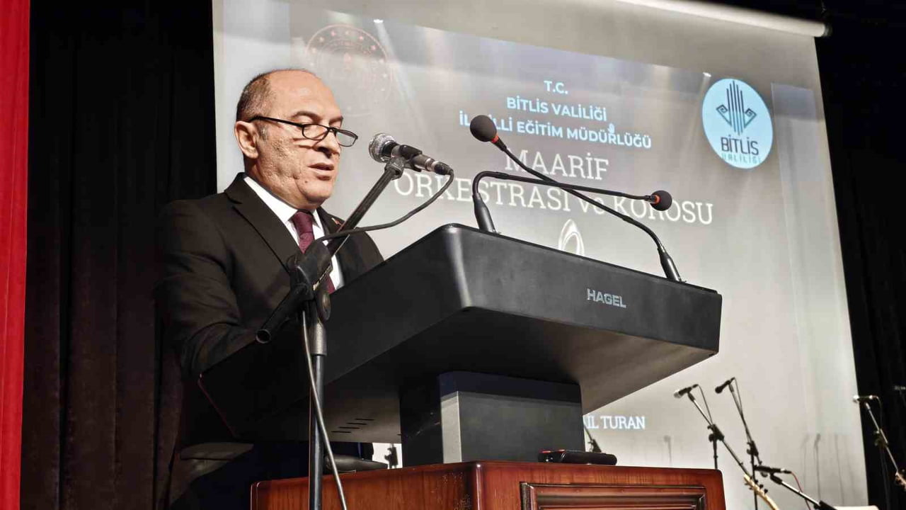 BİTLİS'TE, TÜRKİYE YÜZYILI MAARİF MODELİ KAPSAMINDA ÖĞRETMENLERDEN OLUŞTURULAN "MAARİF ORKESTRASI...