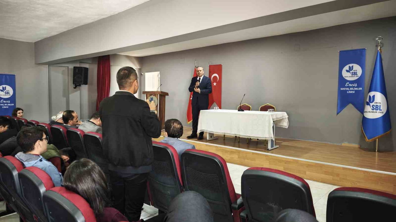 BİTLİS EREN ÜNİVERSİTESİ REKTÖRÜ PROF. DR. NECMETTİN ELMASTAŞ, VAN'IN  ERCİŞ İLÇESİNDEKİ ERCİŞ...