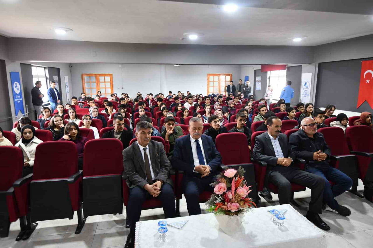 BİTLİS EREN ÜNİVERSİTESİ REKTÖRÜ PROF. DR. NECMETTİN ELMASTAŞ, VAN'IN  ERCİŞ İLÇESİNDEKİ ERCİŞ...