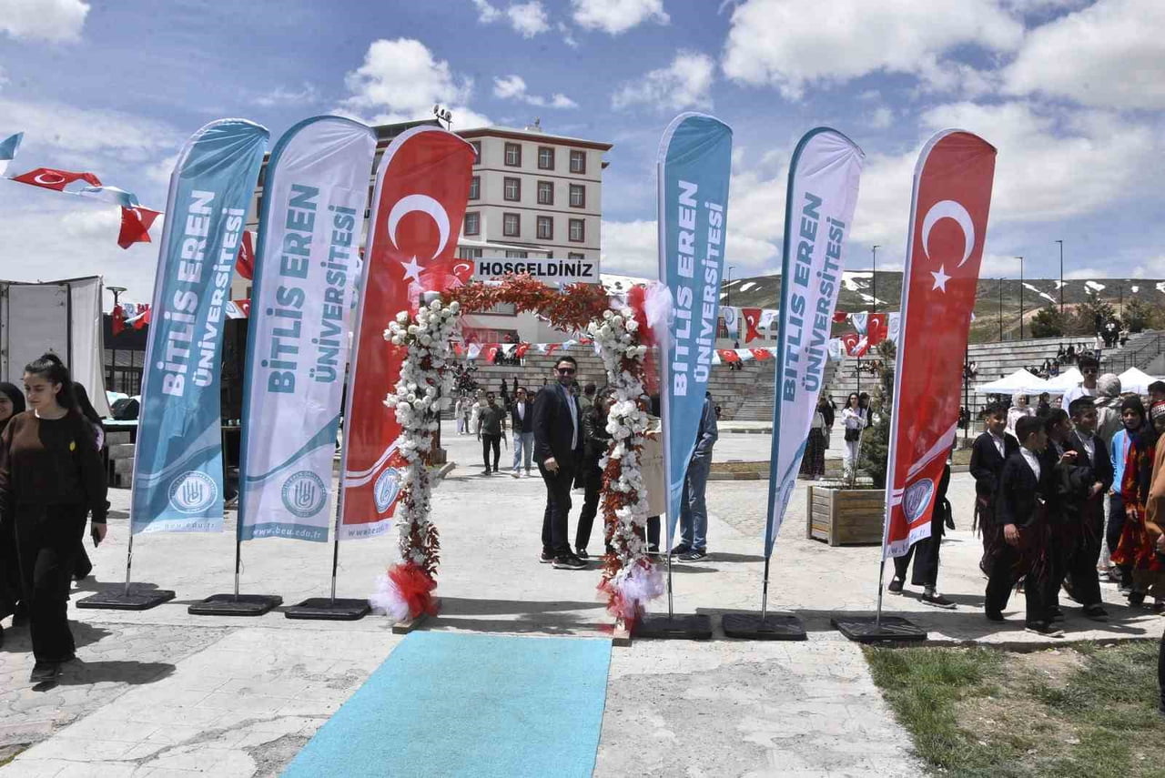 BİTLİS EREN ÜNİVERSİTESİ TARAFINDAN DÜZENLENEN SPOR VE KÜLTÜR ŞÖLENİ RENKLİ GÖRÜNTÜLERE SAHNE...