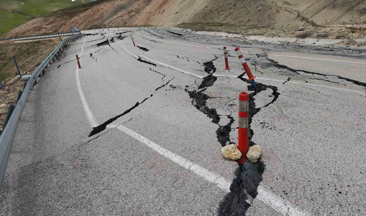 BİTLİS’İN AHLAT İLÇESİ İLE MUŞ’UN MALAZGİRT İLÇESİNİ BİRLEŞTİREN KARAYOLUNDA YOL KAYMASI MEYDANA...
