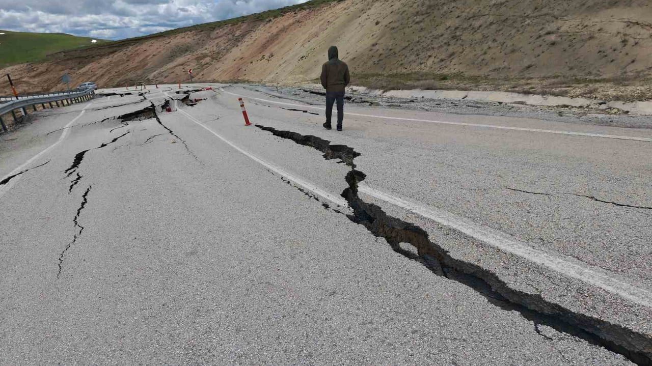 BİTLİS’İN AHLAT İLÇESİ İLE MUŞ’UN MALAZGİRT İLÇESİNİ BİRLEŞTİREN KARAYOLUNDA YOL KAYMASI MEYDANA...