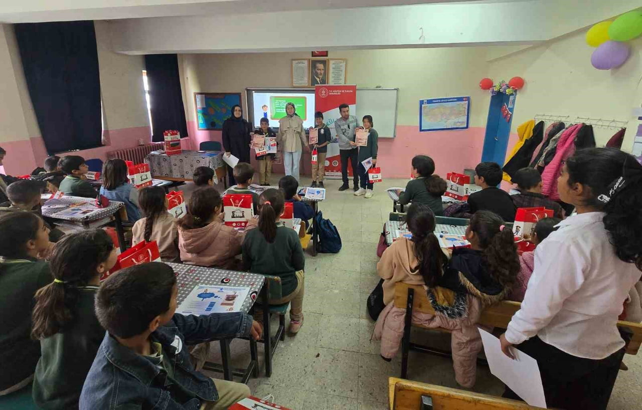 BİTLİS’İN AHLAT İLÇESİNDE AHLAT MÜZESİ TARAFINDAN YÜRÜTÜLEN “KÜLTÜR KORUYUCULARI” ETKİNLİKLERİ...
