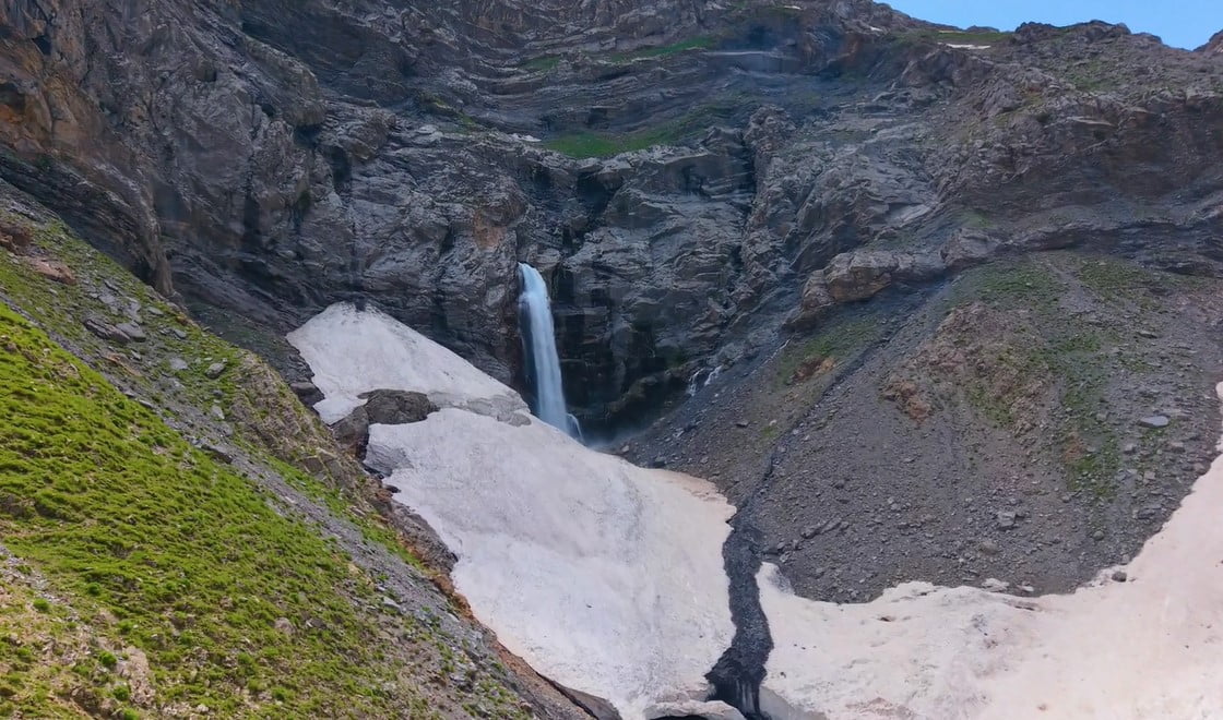 BİTLİS’İN MUTKİ İLÇESİNDE BULUNAN VE DAĞIN İÇİNDEN ÇIKARAK ADETA GÖRSEL ŞÖLEN SUNAN ŞELALE, DRON...