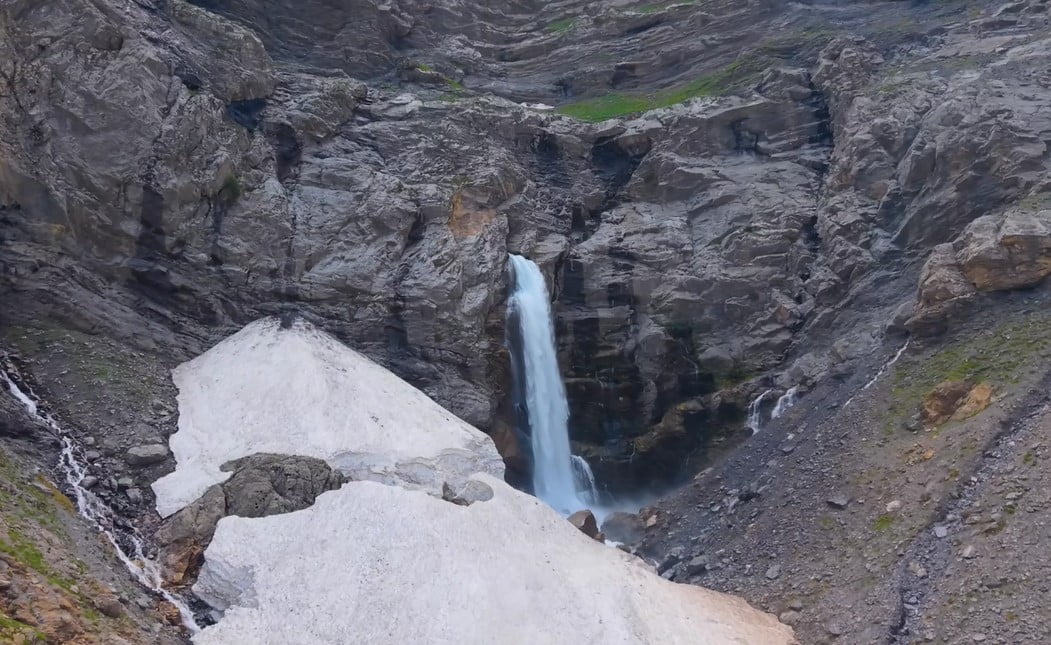 BİTLİS’İN MUTKİ İLÇESİNDE BULUNAN VE DAĞIN İÇİNDEN ÇIKARAK ADETA GÖRSEL ŞÖLEN SUNAN ŞELALE, DRON...