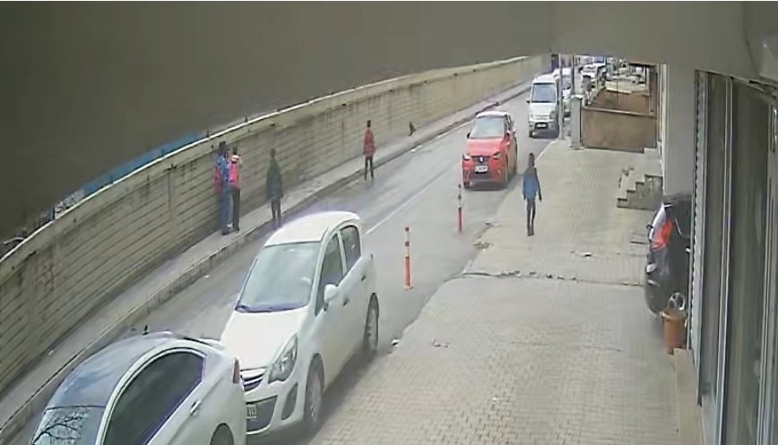 BİTLİS’İN TATVAN İLÇESİNDE, AĞAÇTAN DÜŞEN YAVRU KUŞU EZİLMEMESİ İÇİN YOLDAN ALIP KALDIRIMA KOYAN...
