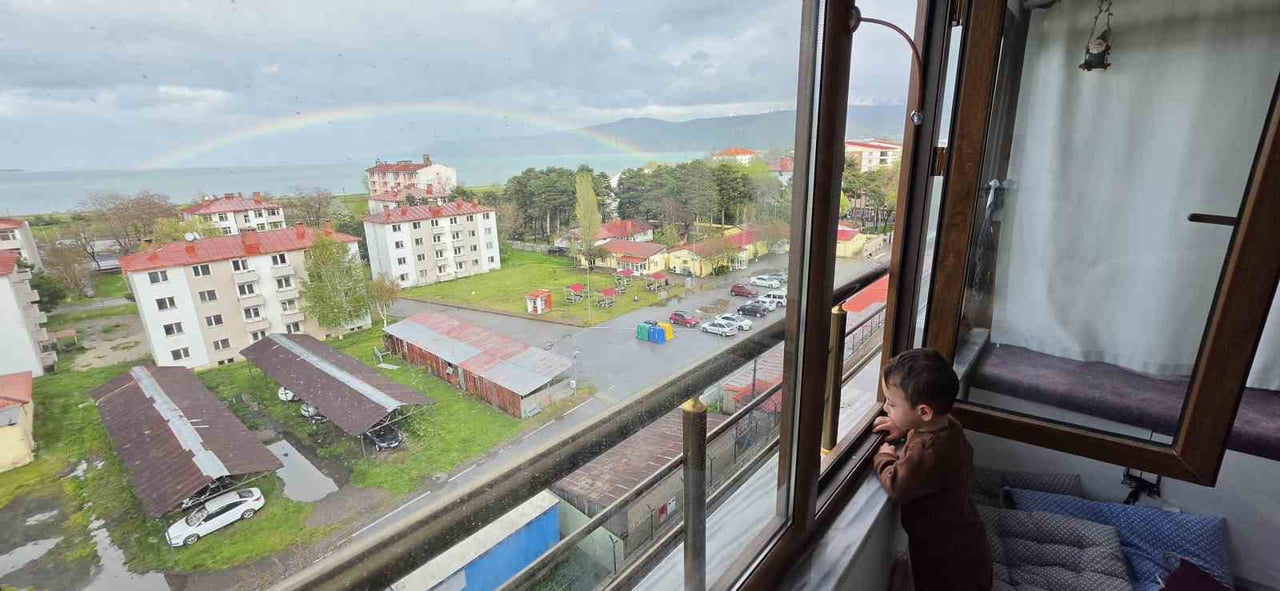 BİTLİS’İN TATVAN İLÇESİNDE ETKİLİ OLAN YAĞMURUN ARDINDAN VAN GÖLÜ ÜZERİNDE OLUŞAN GÖKKUŞAĞI...