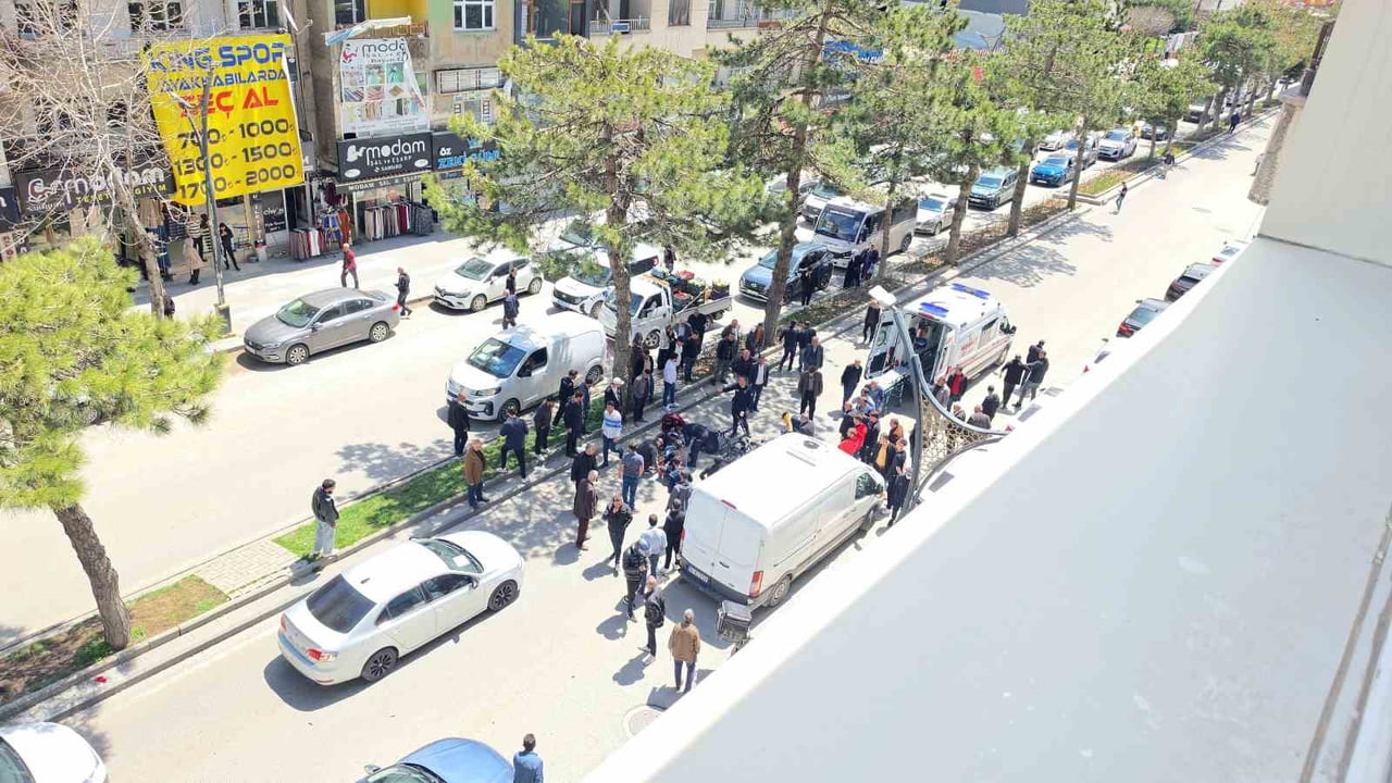 BİTLİS’İN TATVAN İLÇESİNDE MOTOSİKLET İLE ELEKTRİKLİ BİSİKLETİN ÇARPIŞMASI SONUCU 2 KİŞİ...