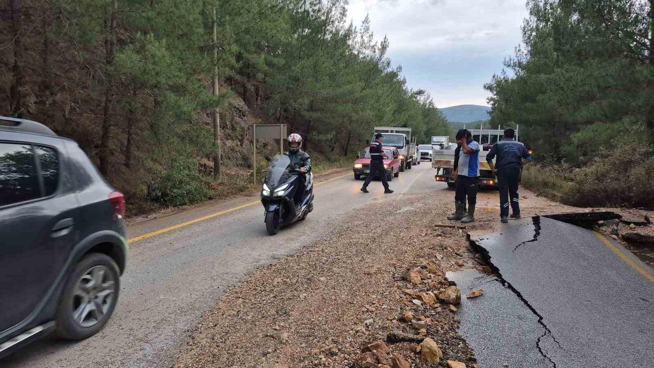 BODRUM'DA - TORBA - GÖLKÖY YOLUNDA ANA İSALE HATTI PATLADI.