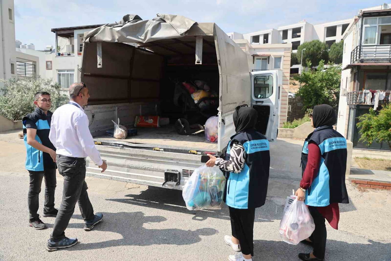 BODRUM BELEDİYESİ KURBAN BAYRAMI ÖNCESİNDE YARIMADA GENELİNDEKİ ÇOCUKLARA OYUNCAK DAĞITIMI...