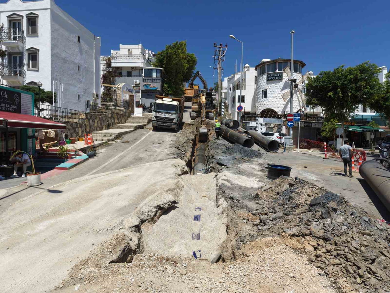 BODRUM GÜMBET MAHALLESİNDE SÜREKLİ PATLAYAN SU İSALE HATLARI YENİLENİYOR
