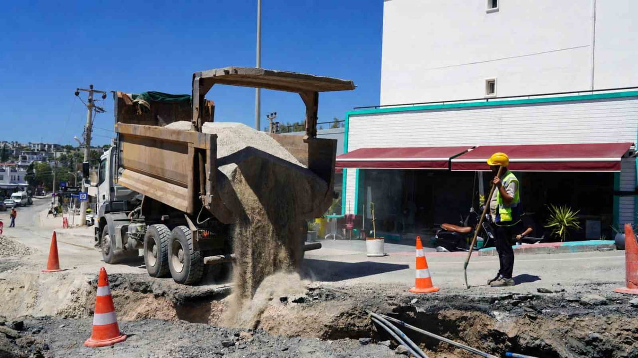 BODRUM GÜMBET MAHALLESİNDE SÜREKLİ PATLAYAN SU İSALE HATLARI YENİLENİYOR