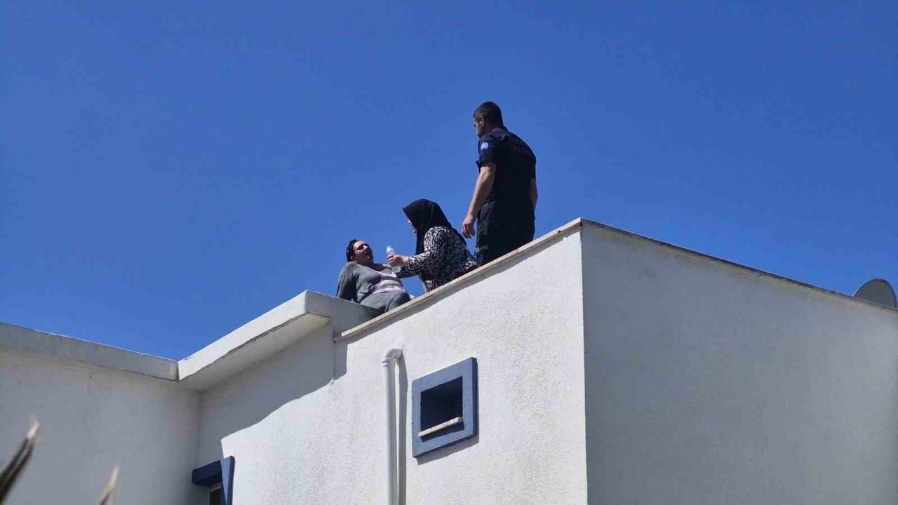 BODRUM İLÇESİNDE ELEKTRİK HATTINDAKİ PATLAMA SONUCU ÇIKAN YANGINDA BİNADA MAHSUR KALIP TERASA...