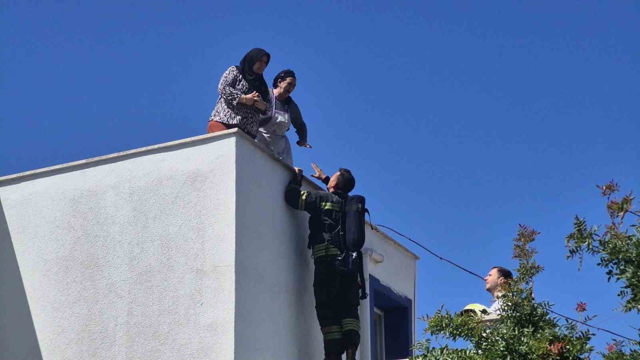 BODRUM İLÇESİNDE ELEKTRİK HATTINDAKİ PATLAMA SONUCU ÇIKAN YANGINDA BİNADA MAHSUR KALIP TERASA...