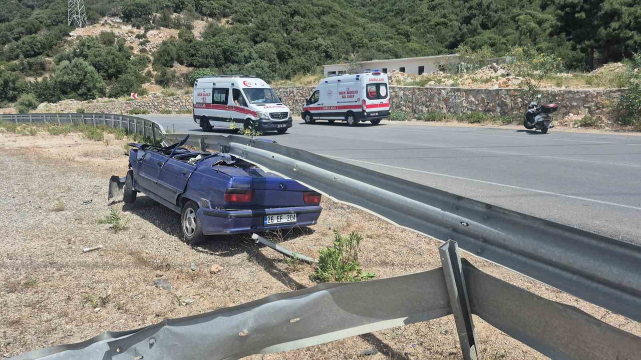 BODRUM İLÇESİNDE VİRAJI ALAMAYAN OTOMOBİL ÇELİK BARİYERLERİN ALTINA GİRDİ, SÜRÜCÜ KAZAYI HAFİF...