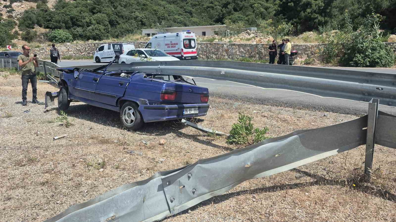 BODRUM İLÇESİNDE VİRAJI ALAMAYAN OTOMOBİL ÇELİK BARİYERLERİN ALTINA GİRDİ, SÜRÜCÜ KAZAYI HAFİF...