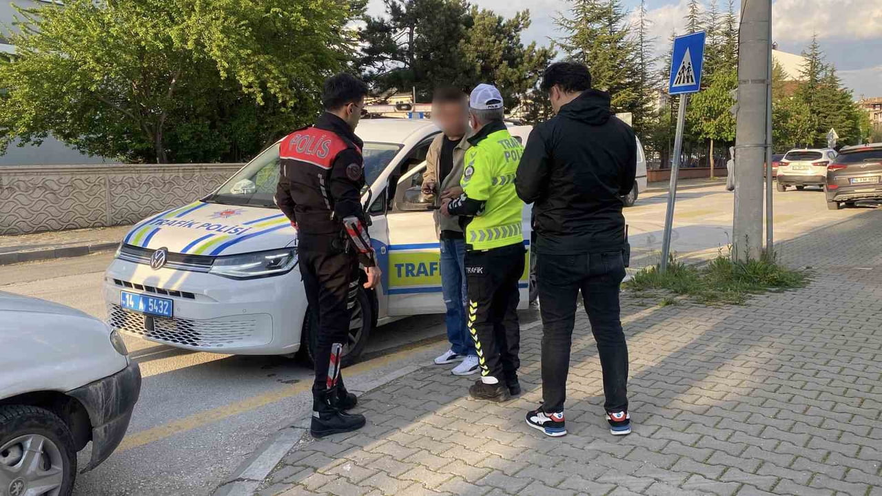 BOLU'DA DURDURULAN ARAÇTA EHLİYETSİZ ALKOLLÜ SÜRÜCÜYE 110 BİN LİRA İDARİ CEZA UYGULANDI.