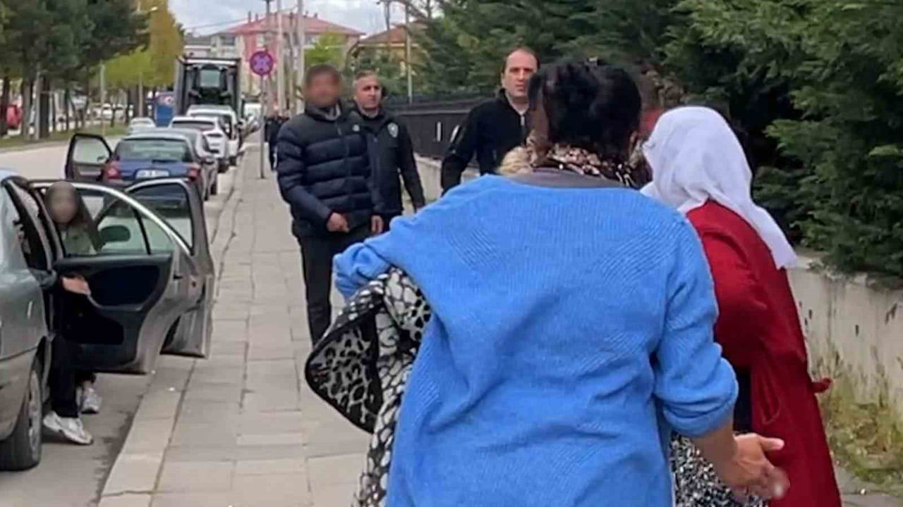 BOLU'DA GÖRÜLEN UYUŞTURUCU DAVASI ÇIKIŞINDA ORTALIK KARIŞTI. (MONTLU ŞAHIS GAZETECİLERE "HOŞUNA...