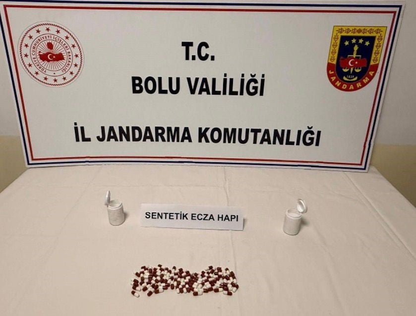 BOLU'DA JANDARMA EKİPLERİ TARAFINDAN ŞÜPHELİ BİR ARAÇTA YAPILAN ARAMADA 90 ADET SENTETİK ECZA HAPI...
