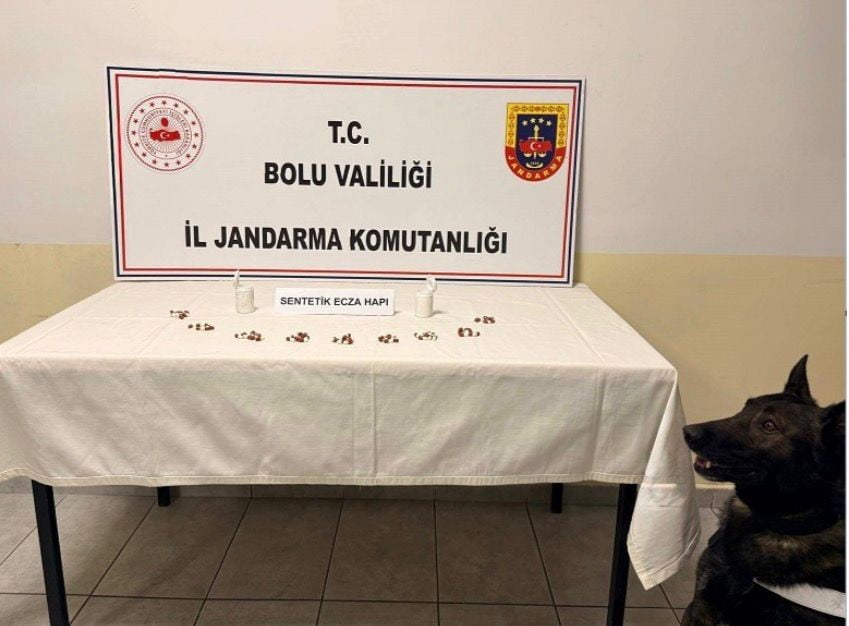 BOLU'DA JANDARMA EKİPLERİ TARAFINDAN ŞÜPHELİ BİR ARAÇTA YAPILAN ARAMADA 90 ADET SENTETİK ECZA HAPI...