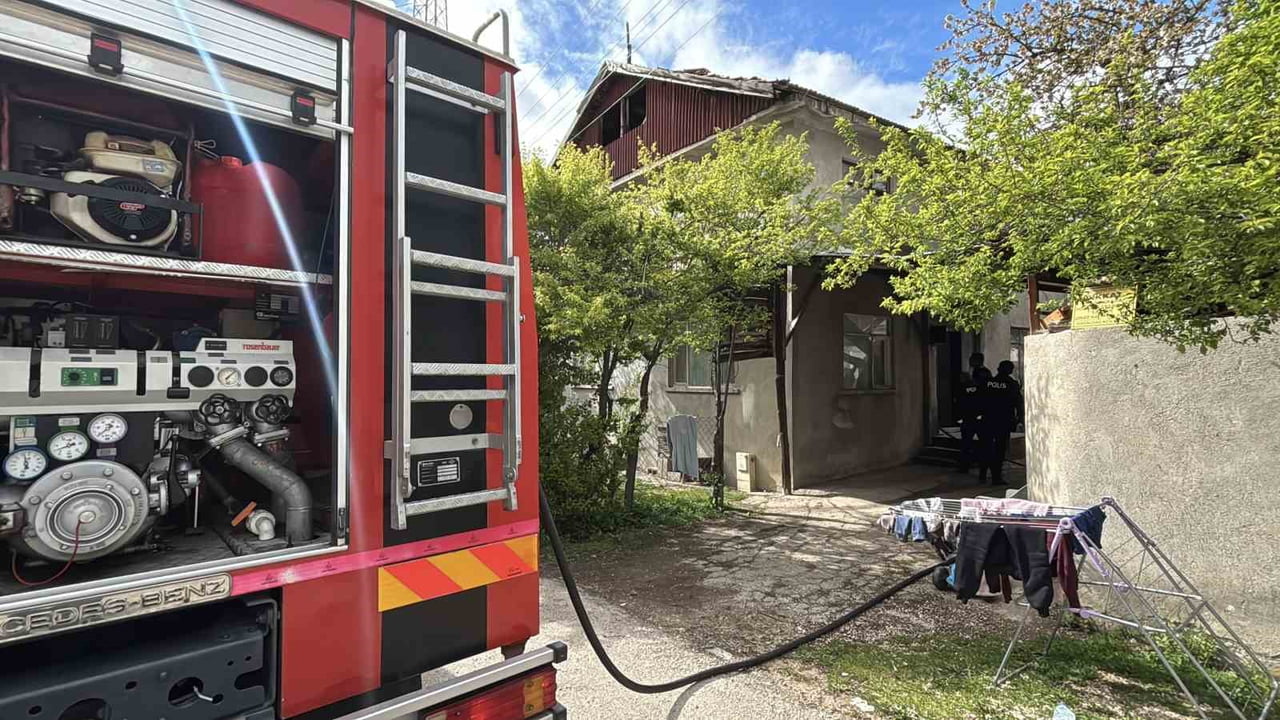BOLU'DA SAĞLIK MAHALLESİ'NDE 2 KATLI BİR EVİN BANYO KISMINDA ÇIKAN YANGIN İTFAİYE EKİPLERİNİN...