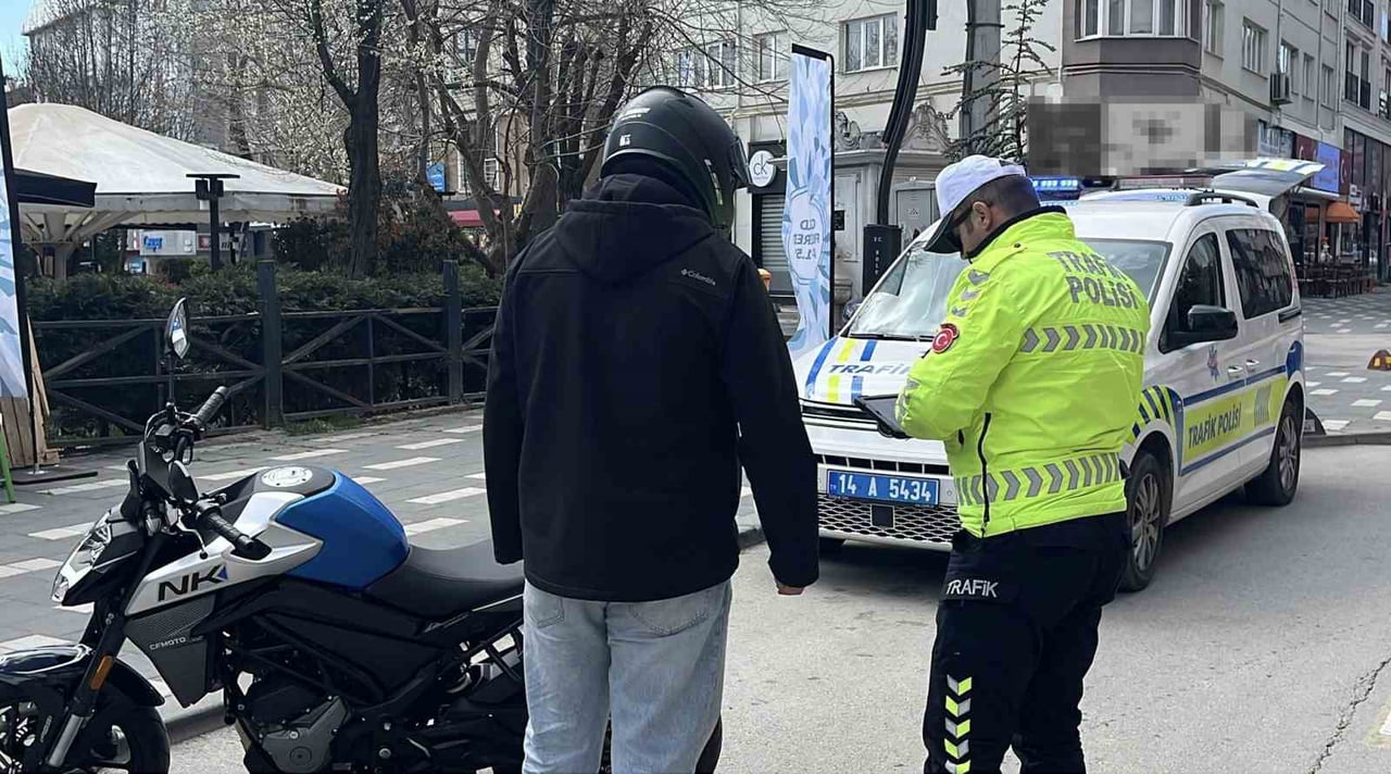 BOLU'DA SON BİR HAFTADA KURAL İHLALİ YAPTIĞI TESPİT EDİLEN BİN 600 ARAÇ VE SÜRÜCÜSÜNE İDARİ CEZA...