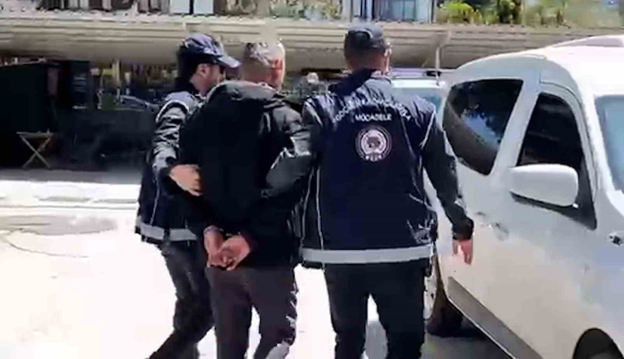 BOLU'DA TEM OTOYOLU ÜZERİNDE POLİS EKİPLERİNCE DURDURULAN BİR KAMYONDA 10 DÜZENSİZ GÖÇMEN...