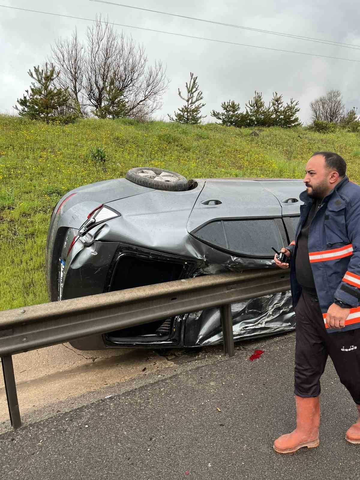 BOLU'NUN DÖRTDİVAN İLÇESİNDE TEM OTOYOLU ÜZERİNDE KONTROLDEN ÇIKAN OTOMOBİLİN BARİYERLERE ÇARPMASI...