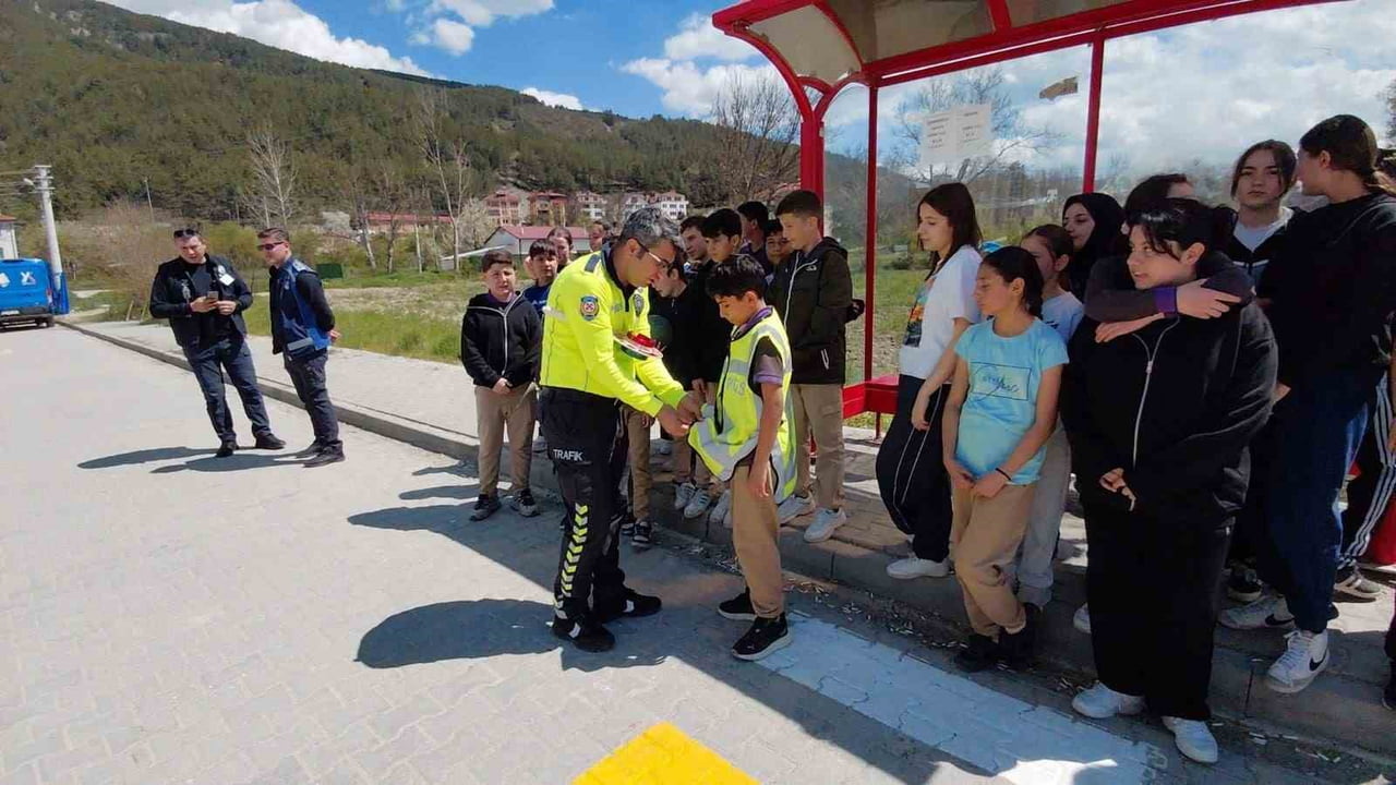 BOLU'NUN MUDURNU İLÇESİNDE KARAYOLU TRAFİK GÜVENLİĞİ VE TRAFİK HAFTASI DOLAYISIYLA ÖĞRENCİLERE...